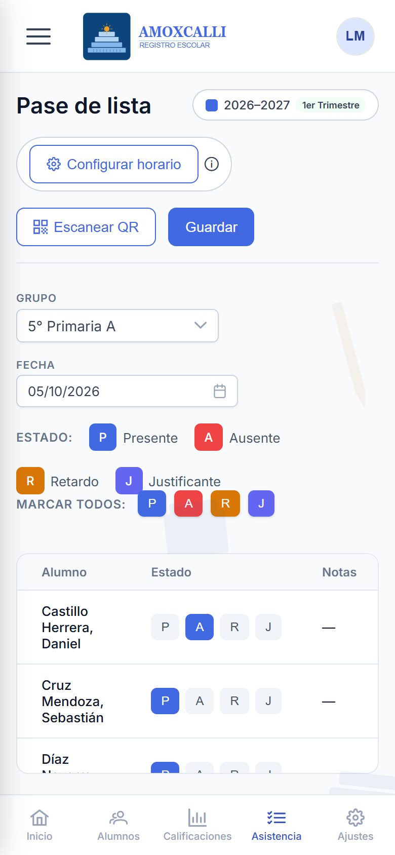 El mismo pase de lista en un teléfono, con botón Escanear QR y barra de navegación inferior.